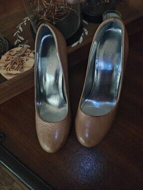 Calvin Klein Women's Camel Brown Leather Round-Toe Pumps. 7.5